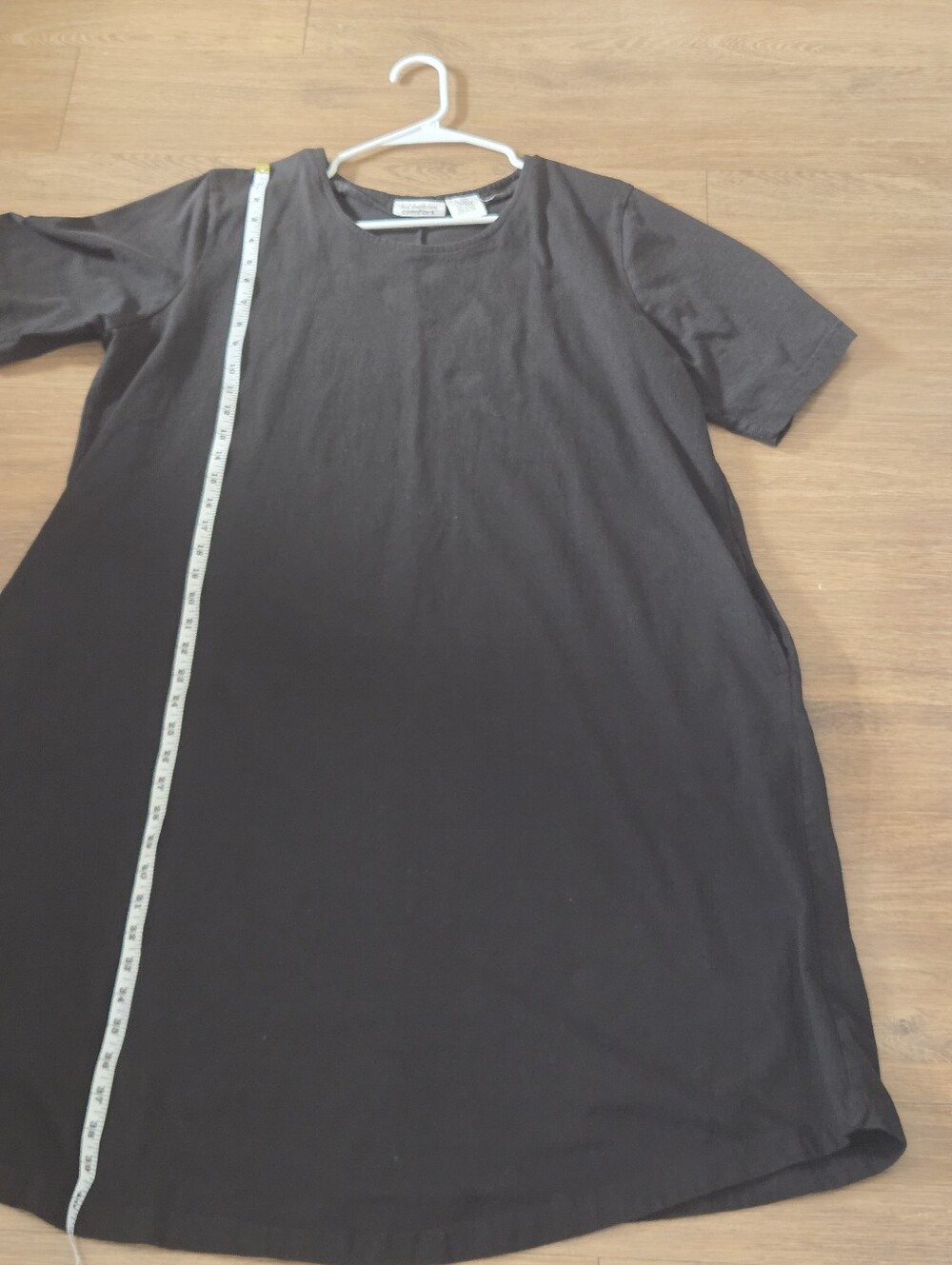 Minimalist Black Short Sleeve Midi Dress - Picture 3 of 6